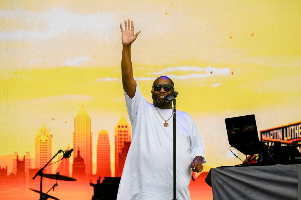 killer mike on stage waving to crowd
