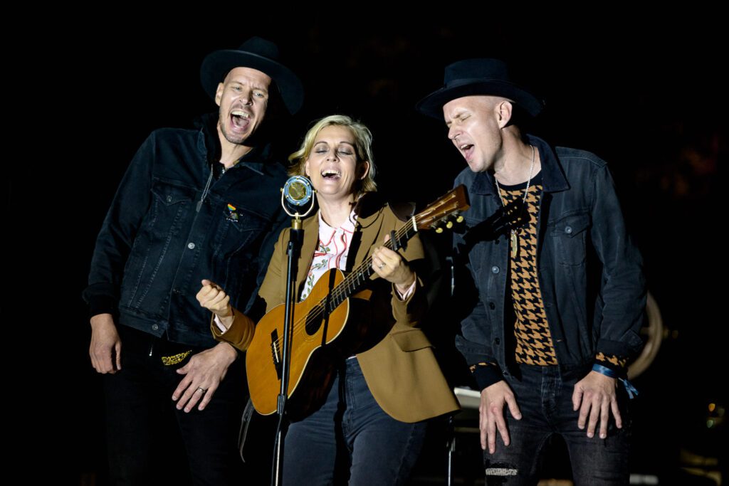 Brandi Carlile and Twin Brothers Phillip John and Timothy Jay Hanseroth sing together.