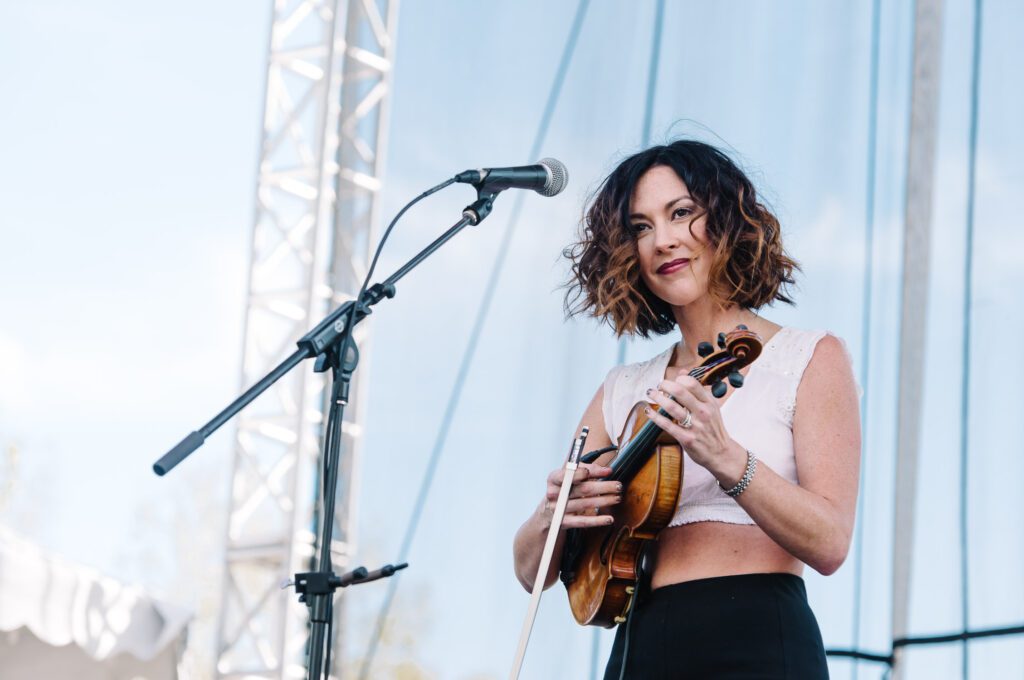 Amanda Shires plucks her violin