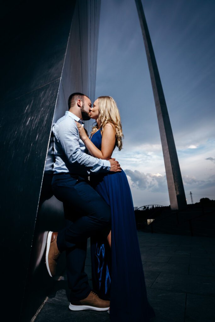 couple kissing against St. Louis Arch