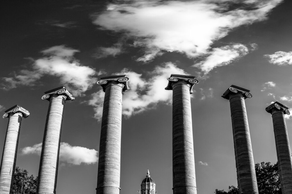 A panoramic shot of the 6 mizzou columns and the dome of Jesse Hall creating a curved appearance.