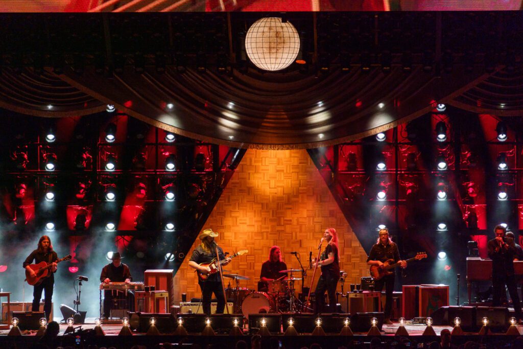 Country music superstar Chris Stapleton performs at the verizon wireless amphitheater in maryland Heights mo