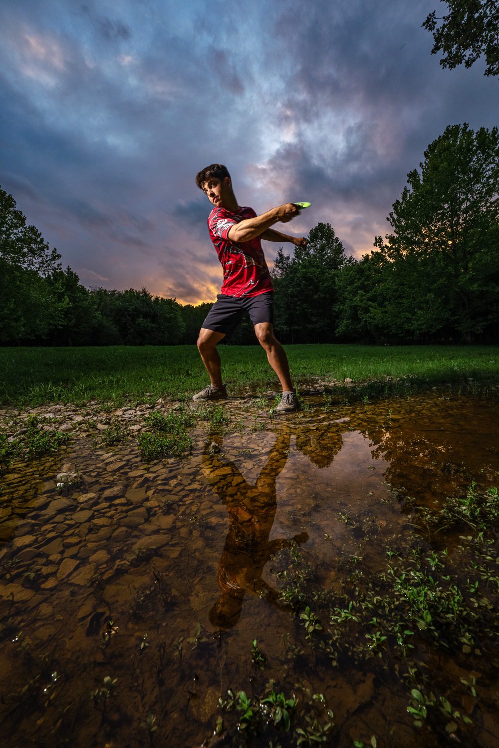 senior guy playing frisbee golf