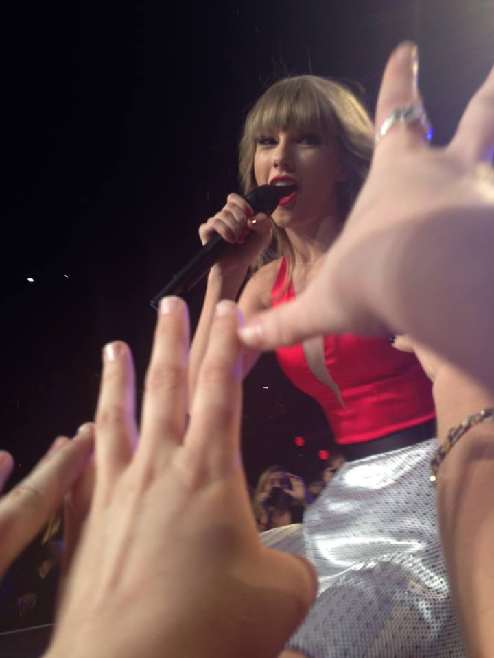 Taylor Swift reaches towards fans